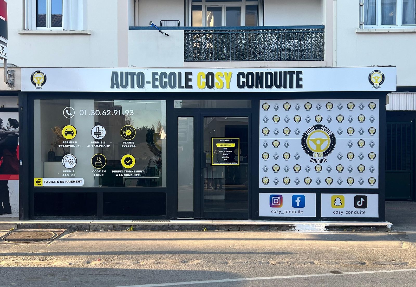 La devanture jaune et noire de l'auto-école Cosy Conduite, 54 rue Jean-Jaurès à Trappes
