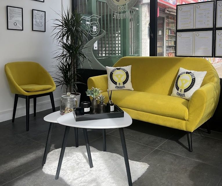 La salle de code au mur jaune
