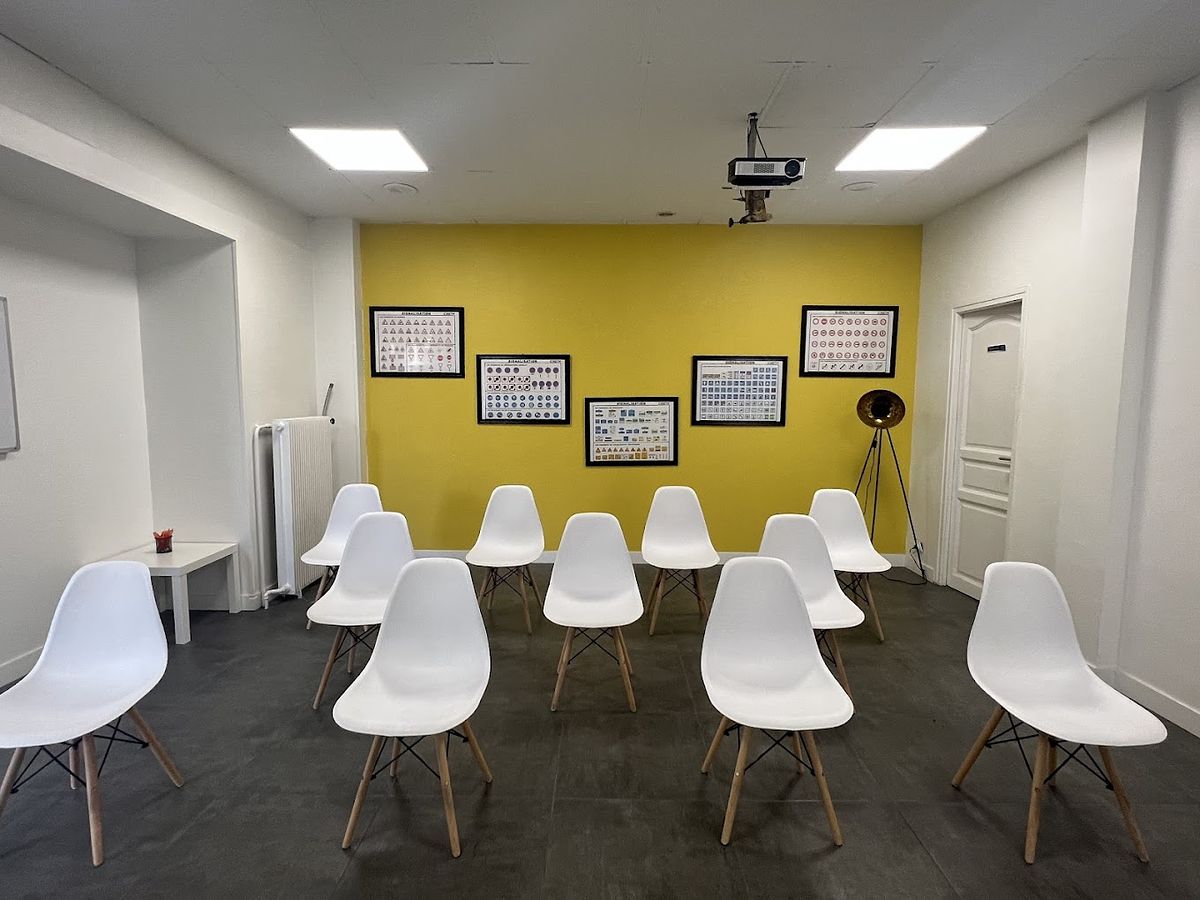 L'accueil de l'auto-école avec son canapé jaune